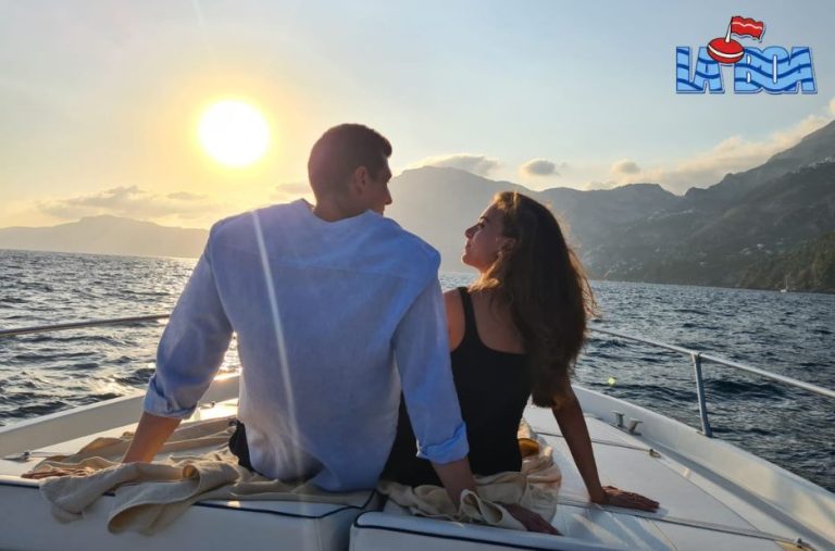 Navigare tra coste da sogno della Costiera Amalfitana in gommone o yacht