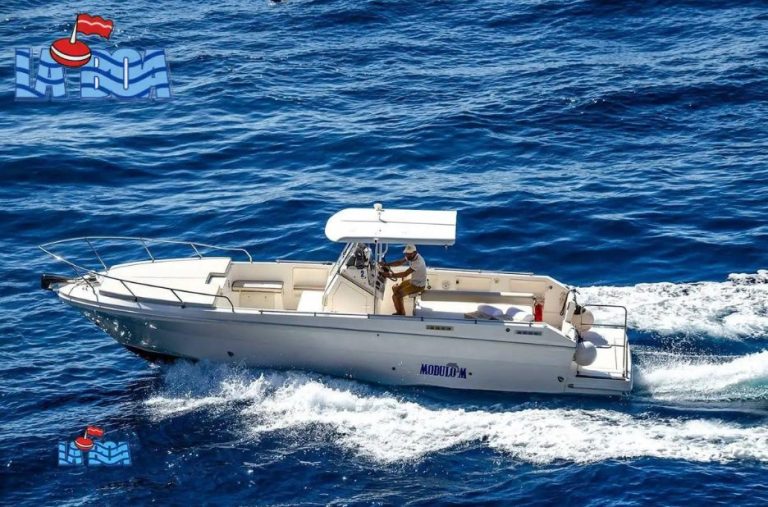 Un tramonto indimenticabile tra barca e costa italiana